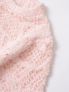 Gros plan sur le tissu tricoté rose à fleurs montrant une texture douce et veloutée