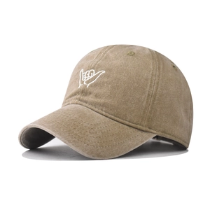 Detalle del bordado de mano shaka en gorra de béisbol de sarga marrón claro lavado