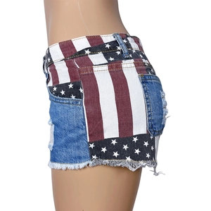 Dettaglio degli shorts in denim con motivo a stelle e strisce della bandiera americana