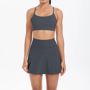 Detail von dunkelgrauem Yoga-Set mit Sport-BH und hoch tailliertem Tennisrock