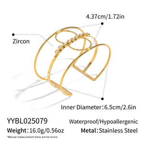 Detailansicht des 18K vergoldeten Edelstahl-Manschettenarmbands mit Größenmessungen