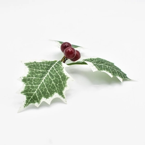 Detailansicht künstlicher roter Stechpalmenbeeren mit realistischen grünen Blättern