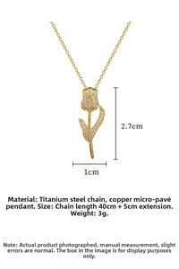 Gros plan sur le collier pendentif tulipe de luxe avec zircons et plaqué or