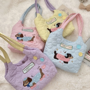 Detalle de bolsos tote acolchados con bordado de perrito lindo en varios colores