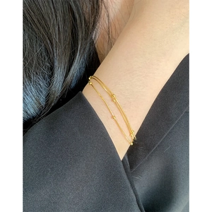 Minimalistisches S925 Silber geschichtetes Schlangenarmband mit Goldperlen für Damen