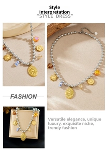 Dettaglio della collana di perline con pendente a rilievo solare e chiusura regolabile