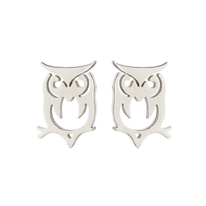 Gros plan de boucles d'oreilles hibou ajourées en argent avec texture métallique