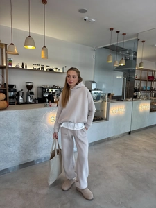 Beige dames trainingspak met hoodie en rechte broek in een minimalistische casual stijl