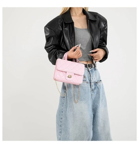 Détail du sac en cuir PU matelassé rose avec chaîne dorée et fermoir pivotant chic