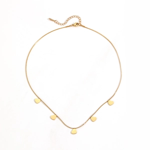 Collier minimaliste en acier inoxydable doré avec cinq pendentifs coeur sur fond blanc pur