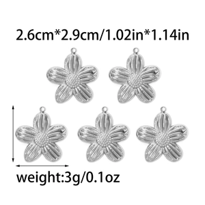 Dettaglio macro di ciondoli a fiore argento con dimensioni 2,6x2,9cm e peso di 3g