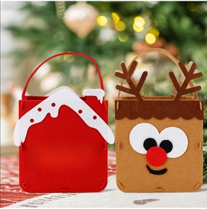 Détail de sacs cadeaux de Noël en feutre avec maison rouge et motif de renne festif