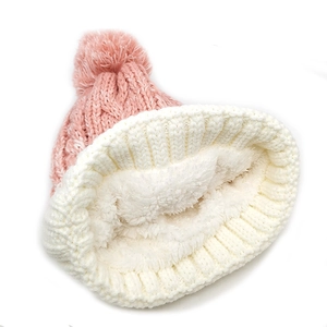 Berretto rosa in maglia a trecce con pompon e calda fodera in pile per donna