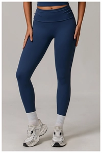 Vue de face du legging de yoga bleu foncé à taille haute avec baskets grises et chaussettes