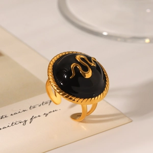 Détail macro de l'emblème serpent doré sur émail noir de la bague réglable