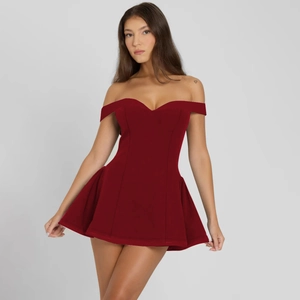 Détail de la mini-robe bordeaux à épaules dénudées avec décolleté en cœur et coupe en A
