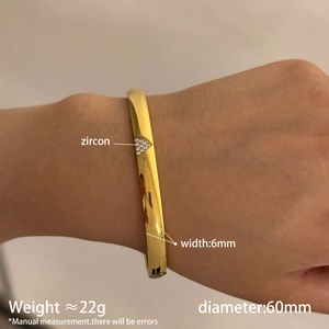 Détail du bracelet en acier doré 6mm orné d'un zircon cubique triangulaire