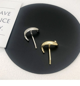 Detail of minimalist gold and silver alloy ponytail hair clips with polished metallic finish