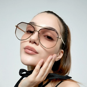 Fashionable oversized pilot sunglasses with gold metal frame and brown gradient lenses