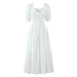 Robe longue blanche élégante avec manches bouffantes et taille ajustée de style vintage