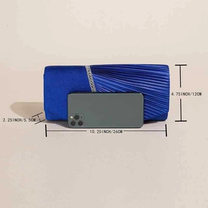 Dimensioni della borsa a mano in raso blu pieghettato: 26 cm di lunghezza e 12 cm di altezza
