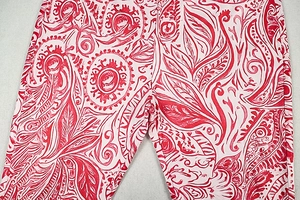 Détail du legging à imprimé paisley rouge et blanc avec coupe ajustée taille haute