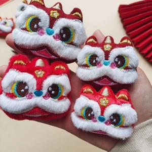 Set di quattro ciondoli ricamati della danza del leone con dettagli in peluche bianco