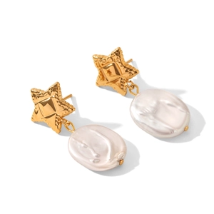 Boucles d'oreilles perles baroques avec étoile dorée en métal martelé sur blanc