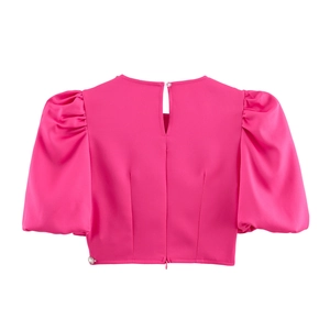 Rosa Crop-Top mit Puffärmeln, Rückansicht mit Schlüsselloch-Knopfverschluss und Satineffekt
