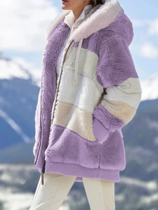 Vista dettagliata della giacca con cappuccio in peluche patchwork da donna in viola.