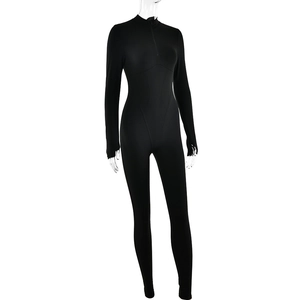 Détail de la combinaison noire à manches longues avec fermeture éclair sur mannequin