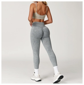 Nahaufnahme der nahtlosen High-Waist-Yogahose mit Push-up-Effekt und Strickstruktur