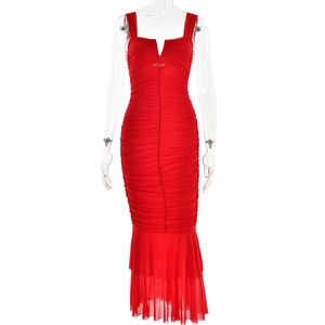 Détail de la robe rouge sans manches à col en V avec texture plissée et coupe sirène