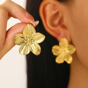 Strukturierte goldene Blumenohrringe mit modischem Falten-Design für elegante Damen