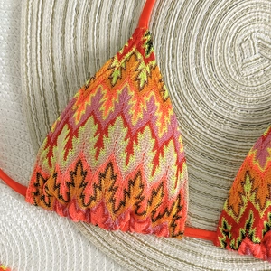 Gros plan du haut de bikini au crochet avec des textures dégradées orange et rouge