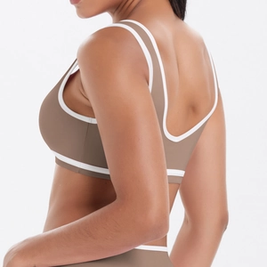Détail du soutien-gorge de sport bicolore avec liseré contrasté et dos en U échancré