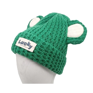 Bonnet en tricot vert avec oreilles d'ours et patch Lucky pour chaleur hivernale