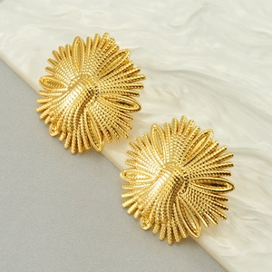 Boucles d'oreilles fleuries en acier inoxydable plaqué or 18k avec pétales texturés