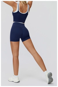 Vue arrière du short de yoga bleu marine à bordure blanche et soutien-gorge de sport