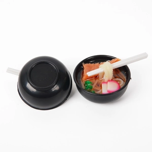 Portachiavi mini ciotola di ramen con tagliolini e tortini di pesce in miniatura
