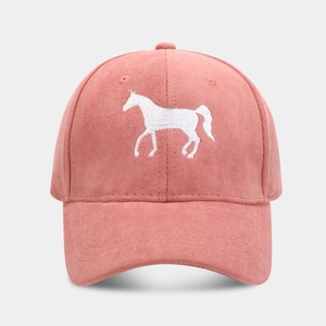 Detalle del bordado de caballo en gorra de béisbol rosa de ante sintético cepillado