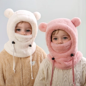 Détail du bonnet peluche oreilles d'ours montrant la matière polaire douce et le cordon réglable