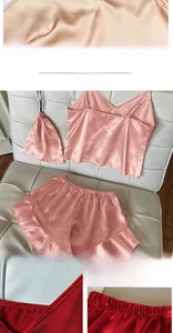 Vue détaillée du pyjama en satin avec col en V, volants et sac à cordon assorti