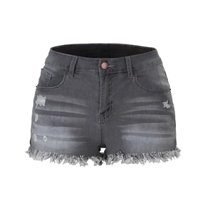 Dettaglio di pantaloncini di denim grigio con strappi e orlo a taglio vivo