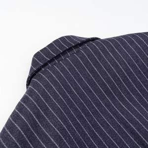 Detail des dunkelblauen Nadelstreifenkragens zeigt Wollstoffstruktur und feine Nähte