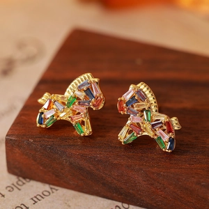 Squisiti orecchini a forma di pony placcati oro 18K con gemme colorate su base di legno