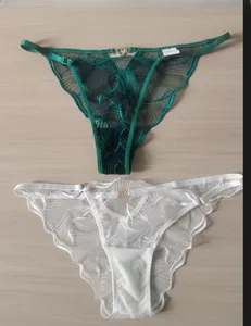 Dettaglio del ricamo su slip in rete trasparente con regolatori a cuore e spalline fini