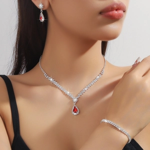 Parure de bijoux de mariée élégante avec pierres rouges, collier, boucles d'oreilles et bracelet