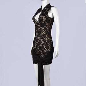 Dettaglio vestito in pizzo floreale nero con nodo arricciato laterale e fodera in mesh
