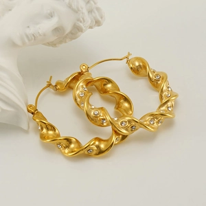 Boucles d'oreilles créoles torsadées dorées avec strass brillants pour femmes